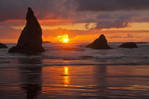Oregon, Bandon Beach Sunset over seastacks